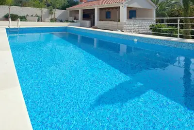 Agréable appartement pour 4 personnes avec Wifi, climatisation, piscine, Tv, terrasse et parking