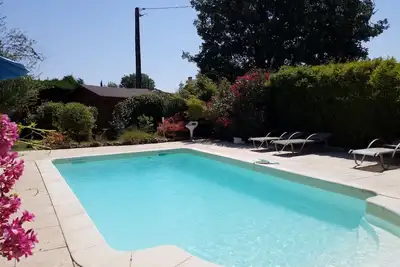 Image de Rez de villa 2 chambres avec piscine privée sur jardin boisé