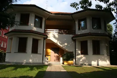 Image de grand appartement dans Villa