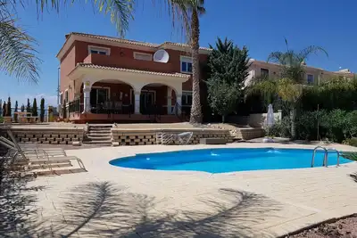 Image de Une villa individuelle de 5 chambres avec jardins matures donnant sur le 15ème trou à Bonalba