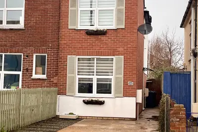 Image de Une belle maison spacieuse de 2 chambres pouvant accueillir jusqu'à 5 personnes. Propre allée.