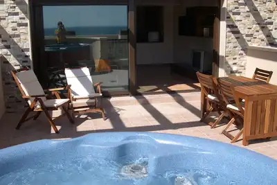 Image de Maison de ville de luxe de 2 étages face à la meilleure plage. Spa extérieur privé.