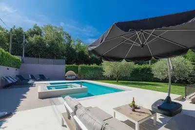 Image de Maison de vacances avec climatisation, piscine privée, bain à remous, Wifi, Tv, terrasse