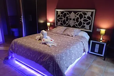 Image de Cal Farris, Jacuzzi, Lit avec mouvement, Fauteuil Tantrique, Piscine, . . .