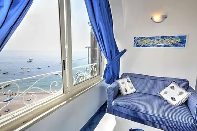 Image de Casa Luisa: Une charmante maison ancienne avec vue sur la mer et la Spiaggia Grande di Positano.