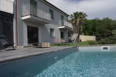 Image de Villa moderne avec terrasse  piscine privée surplombant la mer et les montagnes