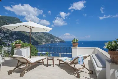 Image de Villa Carinzia: Une magnifique villa de deux étages face au soleil et à la mer.