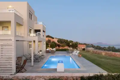 Image de Villa Anemolia! Avec piscine et jardin privés! Vues uniques sur la mer! 1 km de la plage!