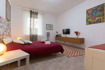 Image de Tout l'appartement avec parking dans la cour, à 3 min de mertopolitana