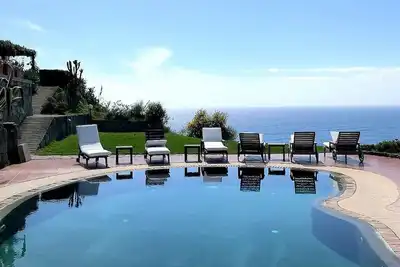Image de Villa Alisea: Une splendide villa de deux étages située sur une colline.