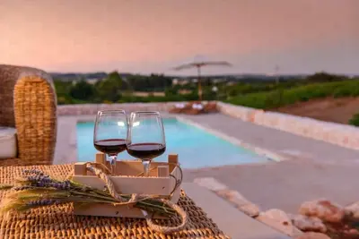 Image de Trulli enchanteurs avec piscine panoramique