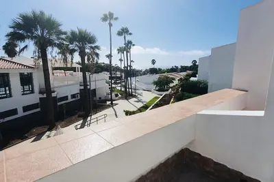 Image de 2 chambres et 2 salles de bain bel appartement avec vue sur la mer, wifi gratuit