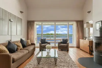 Image de Maison de 4 lits au bord du lac / 3 salles de bains, 8 couchages + 1 enfant sur lit Z, piscines / restaurant
