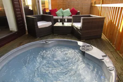 Image de Pavillon de vacances de luxe de 40 pieds x 20 pieds près de Scarborough; 3 chambres, 6 couchages, bain à remous