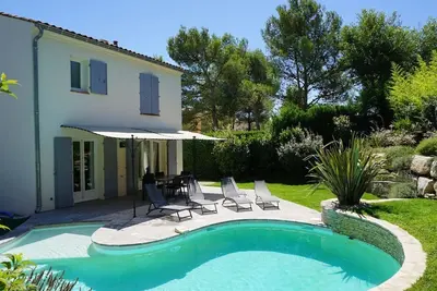 Image de Golf De Pont Royal Villa Climatisee Piscine Chauffee Parking Garage