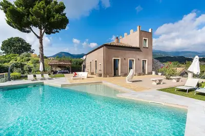 Image de Villa avec piscine, bien-être et petit terrain de football privé