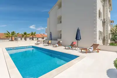 Joli appartement pour 5 personnes avec climatisation, piscine, Wifi, Tv, terrasse et parking