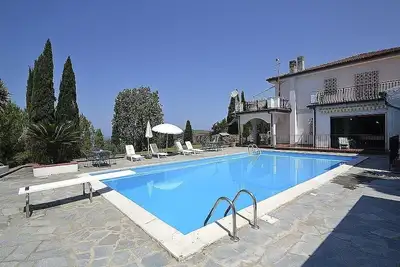 Image de Villa Calipso A: Un appartement agréable et spacieux qui couvre tout le rez-de-chaussée d'une villa située sur un promontoire face à la mer.