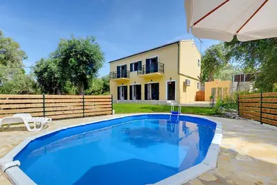 Image de Villa privée Praxithea avec piscine et jardin