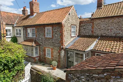 Image de Un cottage traditionnel en briques et silex niché au cœur de Blakney