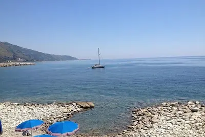Image de Casa Panna A: Un appartement gai qui fait partie d'une villa située directement sur la plage.