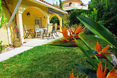 Image de Maison de vacances indépendante près de la plage avec un jardin privé ensoleillé