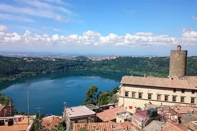 Image de Appartement romantique avec vue spectaculaire sur le lac et la mer