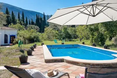 Image de Charmante maison de campagne andalouse, piscine au milieu d'1 magnifique paysage