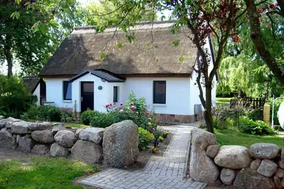 Image de Maison au toit de chaume adaptée aux enfants. grande propriété, endroit calme, surface habitable 85 m².