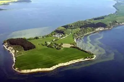 Image de Chaumière entourée par la mer
