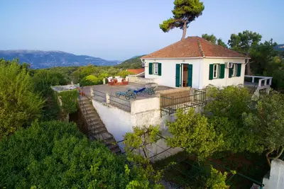 Maison traditionnelle de la famille avec une vue magnifique dans joli village près de Fiskardo