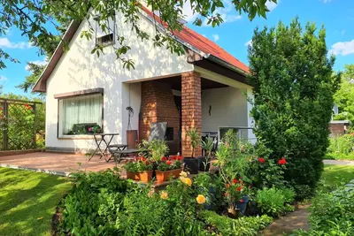 Image de Maison Berlin - oasis avec piscine, jardin, cheminée et climatisation