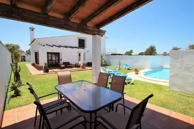 Belle maison de vacances spacieuse avec piscine privée pour 6-7 personnes