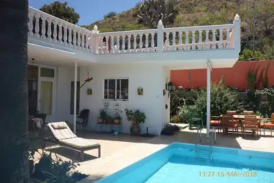 Image de Oasis exotique de paix et de détente dans la palmeraie avec piscine