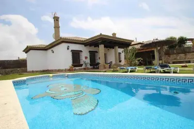 Image de Exceptionnellement belle villa de 3 chambres avec piscine située dans le quartier résidentiel de Fuente del Gallo, à distance de marche de la plage et de Conil. Avec WiFi.