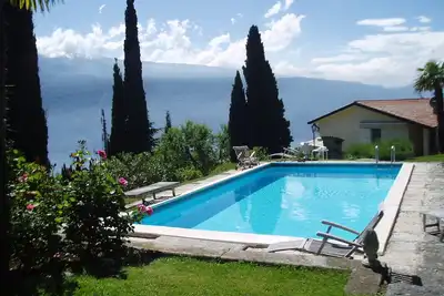 Image de Maison de vacances 2-10 P. , calme, gr. Jardin, piscine, vue magnifique sur le lac / Monte Baldo