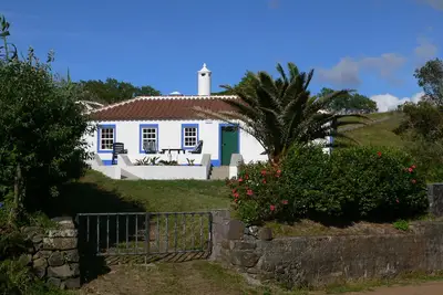 Image de Maison typique des îles dans un endroit calme et ensoleillé, vue sur la mer