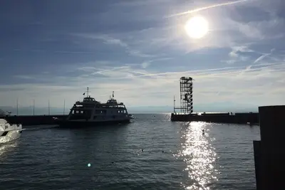 Image de Vue de rêve directement sur le lac de Constance dans le centre-ville avec une proximité immédiate avec le lac à la marina