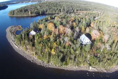 Image de Directement Par La Mer avec des vues panoramiques fantastiques et une plage privée + jetée