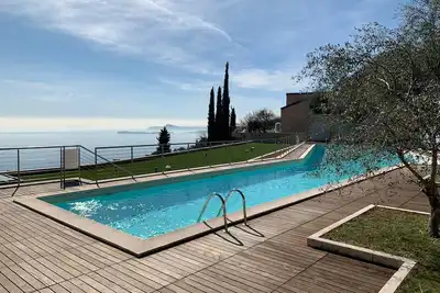 Image de Appartement Design - 100 m² terrasse paysagée - Piscine - Vue imprenable sur l'eau