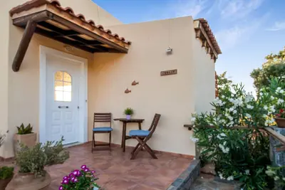 Image de Logement calme avec merveilleuse vue sur la mer et jardin.