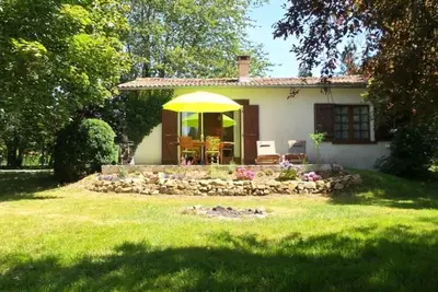 Image de Maison de campagne idyllique, avec grand jardin près d'un beau lac de baignade