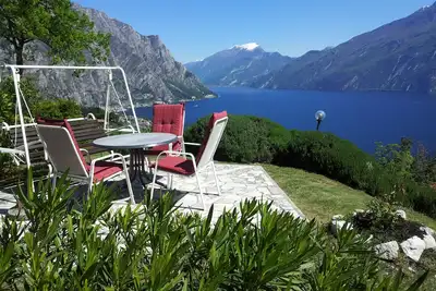 Image de Villa avec piscine et une vue dégagée sur le lac et les montagnes