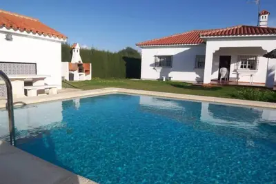 Image de Grande maison pour 6 pers. , Piscine privée, beau jardin, Wifi, endroit calme, à environ 5min de la plage Conil