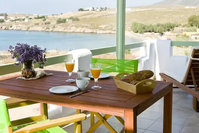 Image de Beach Studio de Julia par la mer, avec terrasse et vue sur la mer.