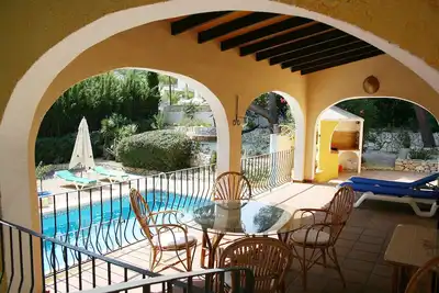 Image de maison individuelle, grand jardin, piscine, barbecue, terrasse, enfant en bas âge approprié