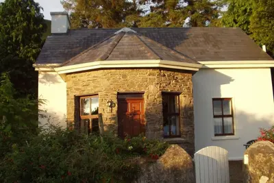 Image de chalet romantique pour deux, le sentier Kerry distance, quelques minutes. A la mer