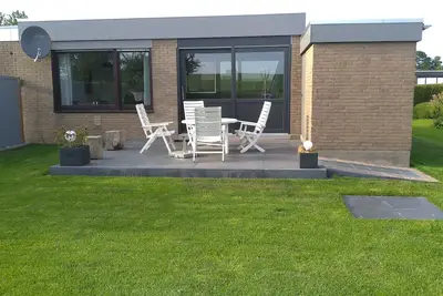 Image de Chic bungalow (rénové en 2018) directement sur la digue de l'IJsselmeer / plage