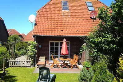 Image de incl. WiFi + forfait téléphone / cellulaire + mini golf + location de bateau + chaise de plage en bord de mer