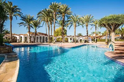 Image de Maison de vacances moderne sur la plage avec superbe piscine